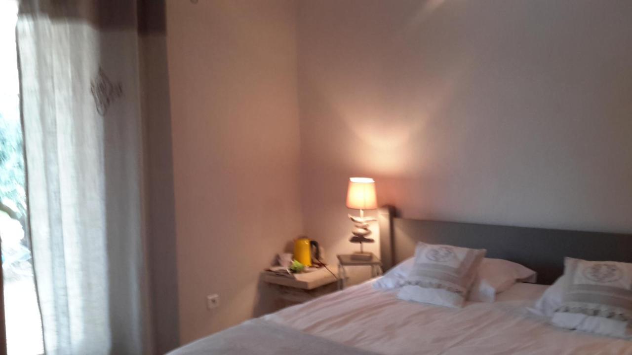 Chambres D'Hotes Le Vignoble Cucuron Exterior photo